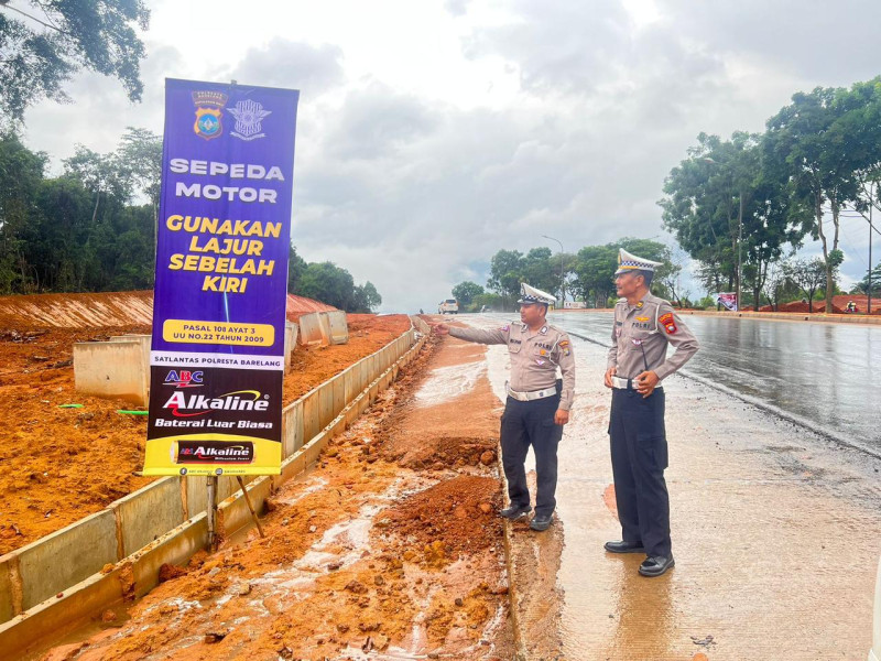 Polda Kepri Bersama Sat Lantas Polresta Barelang Gelar Pemasangan Spanduk Safety Riding