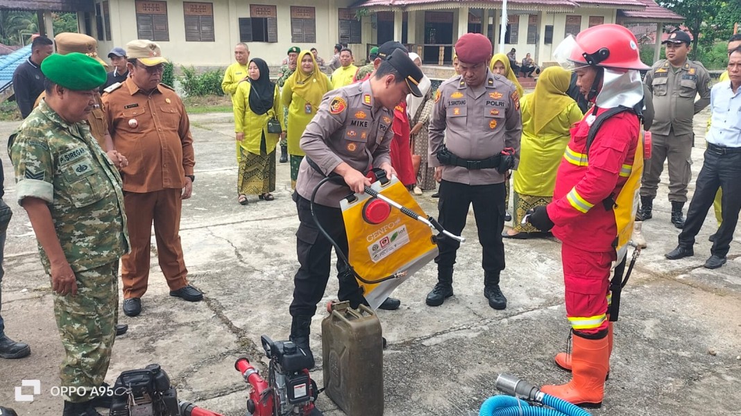 Siaga Karhutla 2026, Polsek Tandun Bersama UPIKA Cek Kesiapan Personel dan Sarana Pemadam
