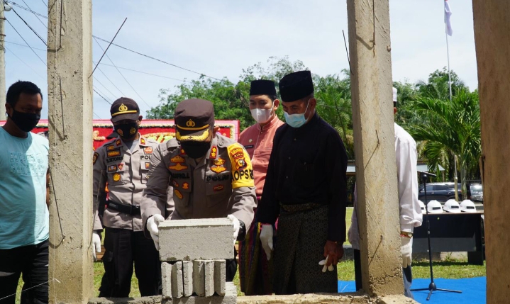 Peletakan Batu Pertama Mushola At-Taufiq, Kapolres Rohul Apresiasi Kapolsek Rambah Hilir