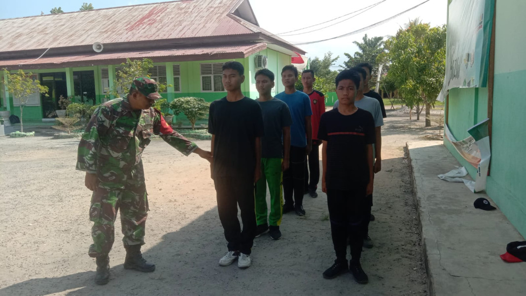 Pelajar SMKN 6 Dapatkan Pembekalan Pelatihan PBB dari Serda Cerzakatno