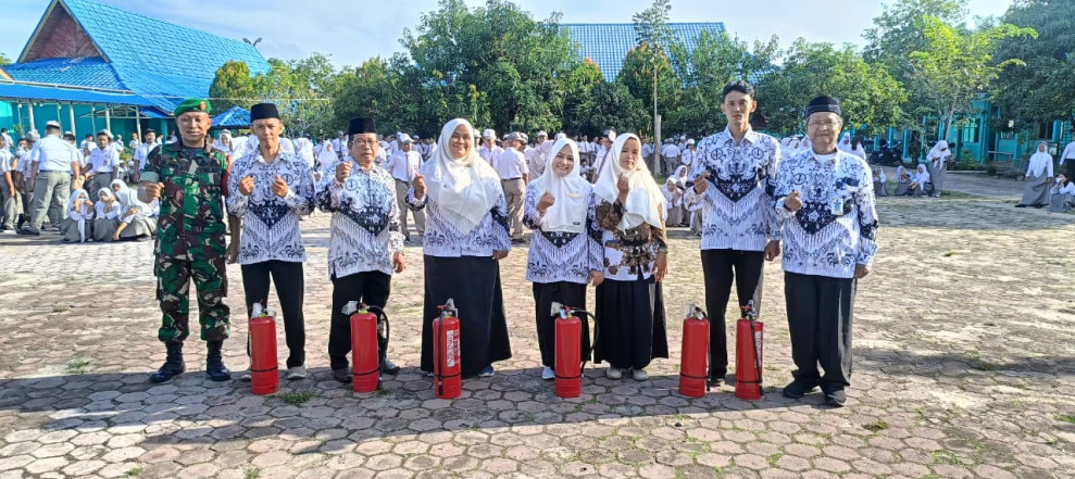 Tingkatkan Kedisiplinan, Babinsa Koramil 02/Dumai Gelar Pelatihan Upacara di Sekolah
