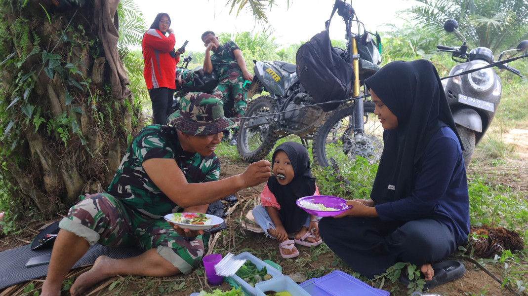 Interaksi Sosial Satgas TMMD ke 118 Bersama Masyarakat