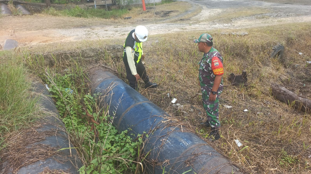 Sertu Roni Sandra Berikan Sosialisasi Bahaya Beraktivitas di Pipa Minyak