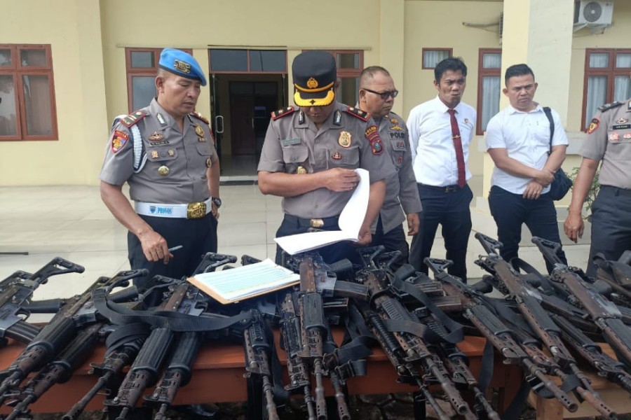 Cegah Penyalahgunaan, Wakapolres Padang Lawas Pimpin Pengecekan Senjata Api Personel