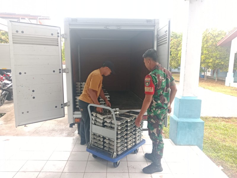 Distribusi Makan Bergizi Berjalan Lancar, Babinsa Pastikan Aman dan Tertib