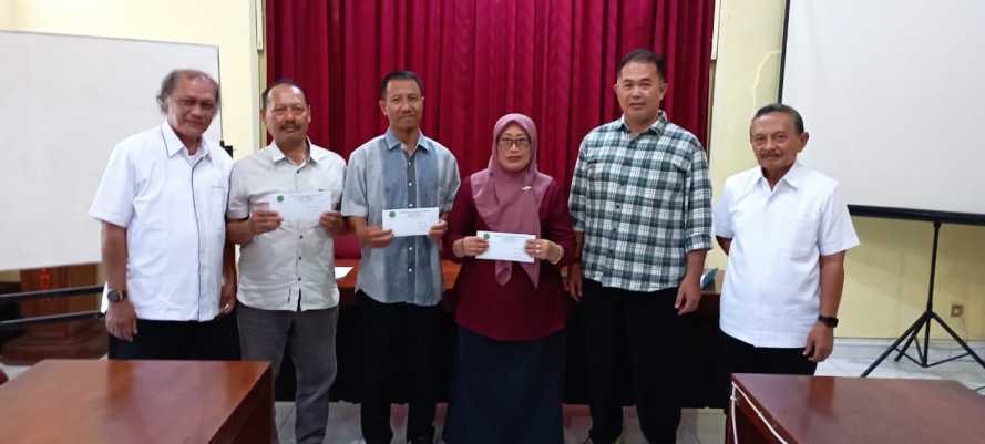 Yayasan Jati Sejahtera Bagikan Bea siswa Bagi Anak Karyawan Perhutani Yang Berprestasi
