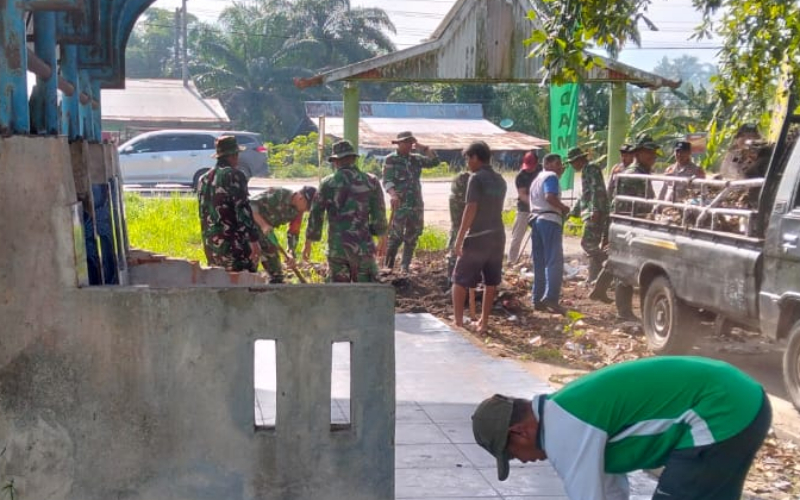 Bersama Puluhan Warga, TMMD ke 124 Kodim 0320 Dumai Bersihkan Pasar Minggu di Kelurahan Bukit Kayu Kapur