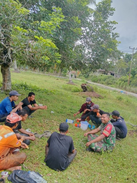Gotong Royong Kunci Kemajuan, Babinsa Ajak Warga Kampung Pancasila Peduli Lingkungan