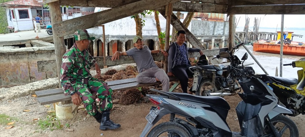 Serda Syahrul Sambangi Warga Kampung Pancasila, Komunikasi Sosial TNI Disambut Hangat Masyarakat