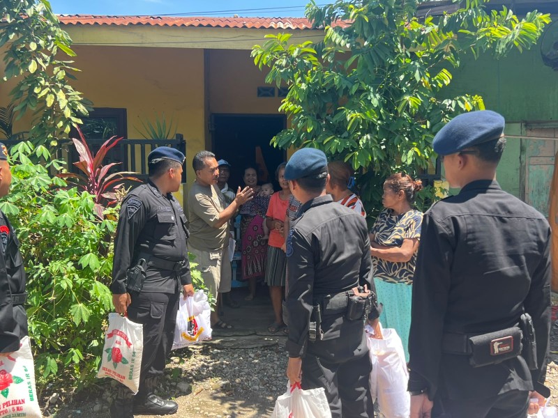 Brimob Polda Sumut Tebar Kepedulian Lewat Jumat Berkah dan Minggu Kasih, Bagikan Sembako hingga Makanan Gratis