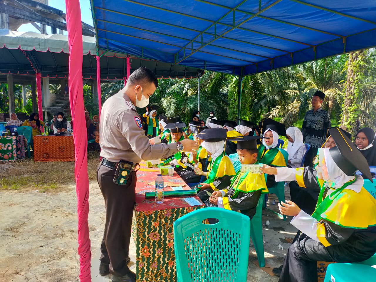 Sambut HUT Bhayangkara, Bhabinkamtibmas Desa Puo Raya Bagikan Masker Dan Vitamin
