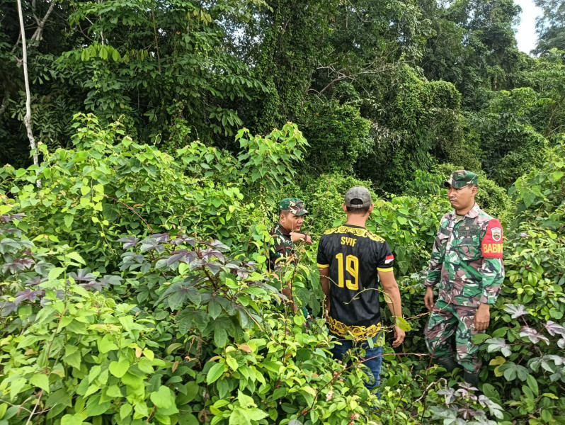 Babinsa Koramil 06/Merbau Rutin Patroli dan Komsos, Edukasi Warga Cegah Karhutla