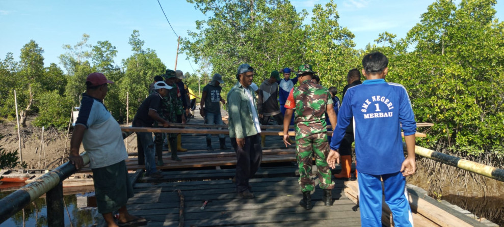 Semangat Gotong Royong Warga Kampung Pancasila Dalam Perbaikan Infrastruktur