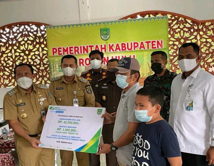 Jamsostek Serahkan Jaminan Kematian Dan Beasiswa Kepada Ahli Waris Pol PP Rohul