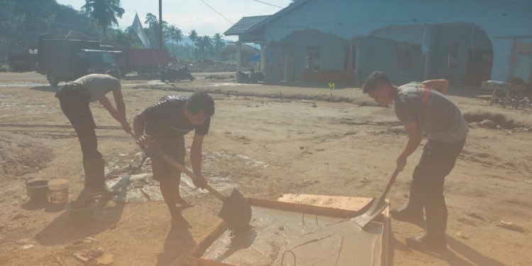 Dari Pengecoran Sumur hingga Pos Utama, Brimob Kawal Pemulihan Desa Garoga