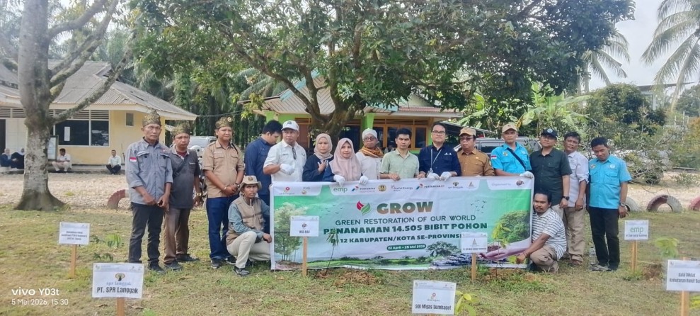Sambut Hari Bumi, Ketua RMRB Rohul Bersama SKK Migas Sumbagut Riau Tanam Bibit Pohon di KUD Dayo Mukti