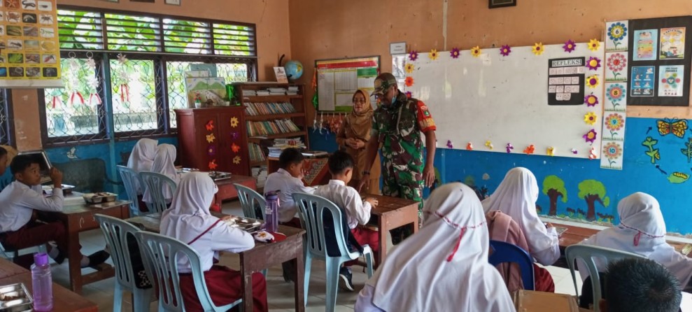 Sinergi Babinsa dan SPPG Dukung Pemenuhan Gizi Pelajar di Meranti