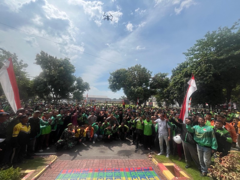 Kebersamaan Brimob dan Ojol di Sumut : Satukan Hati, Tebar Kepedulian