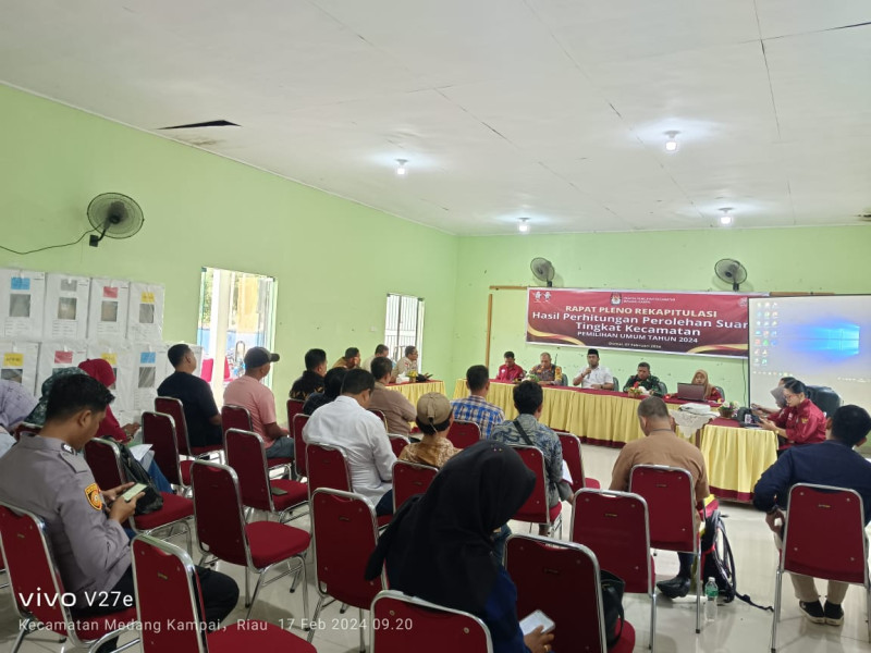 Rapat Pleno Rekapitulasi PPK Medang Kampai Turut Dihadiri Oleh Pelda Hendrianto