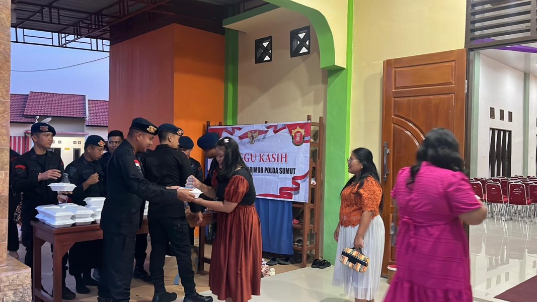 Wujud Kasih dan Kepedulian! Brimob Batalyon C Pelopor Polda Sumut Bagikan Makanan Gratis di Gereja Oikumene