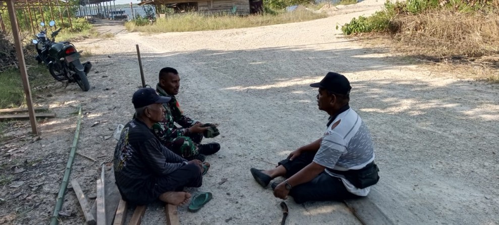 Sinergi dengan Warga, Babinsa Merbau Tekankan Pentingnya Musyawarah