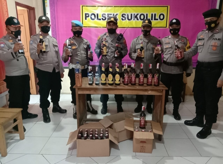 Personil Polsek Sukolilo Berhasil Amankan Puluhan Botol Miras