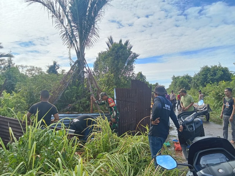 Koramil 06/Merbau Gelar Gotong Royong Bersihkan Sungai di Teluk Belitung