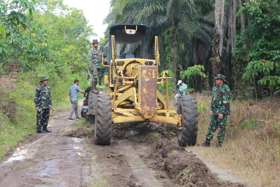 Masuk Hari ke Enam, TMMD ke 124 Kodim 0320 Dumai Fokus Pada Pengerasan Jalan Sukamaju RT 11 Kelurahan Bukit Kayu Kapur