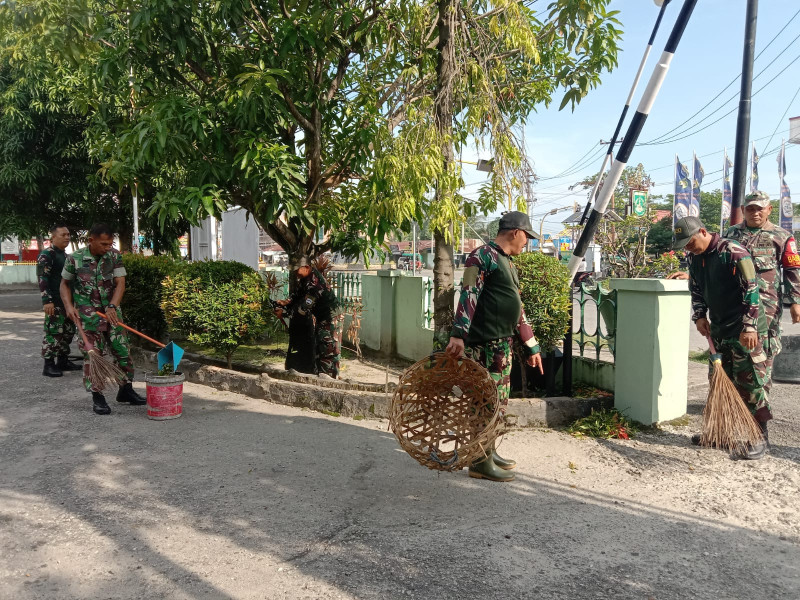 Gotong Royong Percantik Makoramil, Danramil 01/Dumai Pimpin Korve dan Tanam Pohon Ekonomis