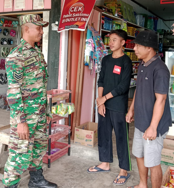 Menciptakan Suasana Yang Aman di Wilayah Binaannya, Sertu Muzainudin Melaksanakan Giat Komsos