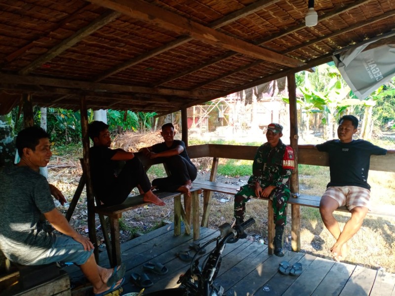 Serda C.J. Silalahi Laksanakan Komsos di Kampung Pancasila Teluk Belitung