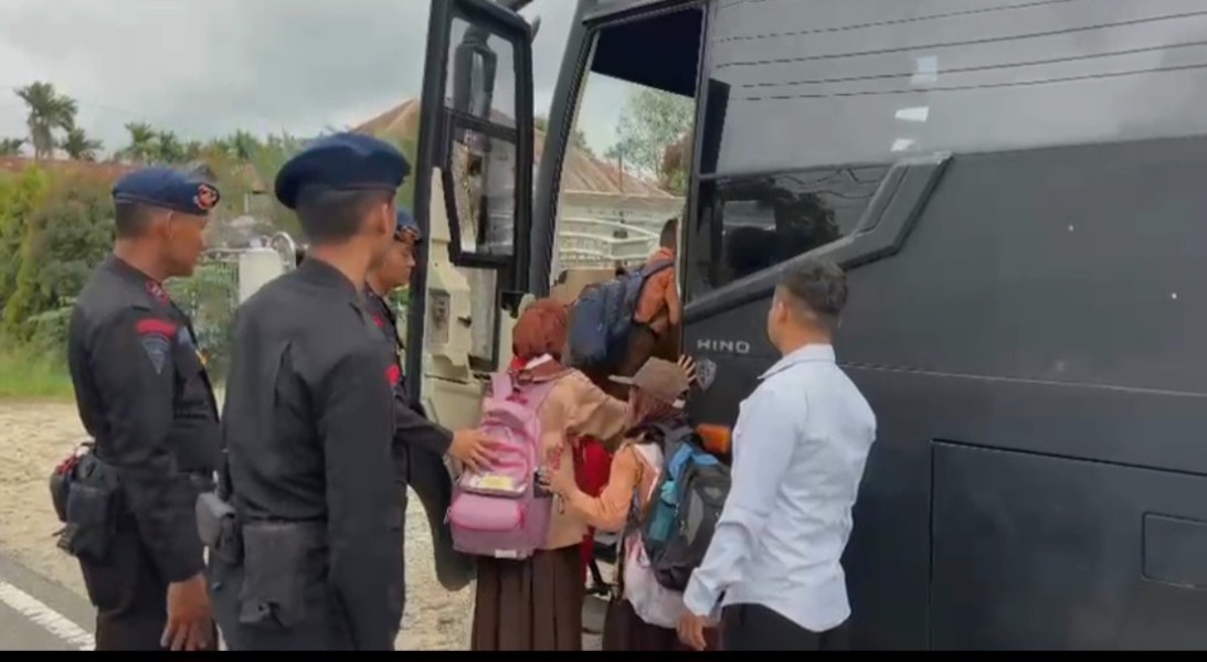 Wujud Kepedulian Polri! Brimob Polda Sumut Antar Jemput Anak Sekolah di Tapanuli Selatan