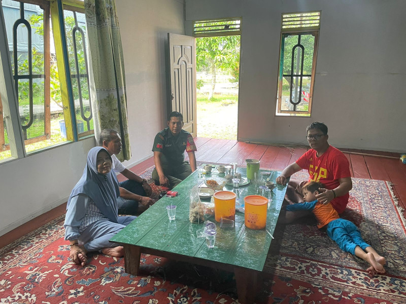 Kegiatan Komsos Babinsa Koramil 06/Merbau di Kampung Pancasila