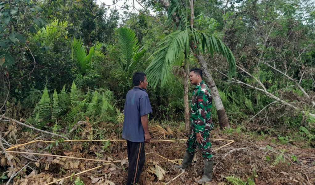 Cegah Karhutla Sejak Dini, Babinsa Koramil 06/Merbau Turun Langsung ke Lahan Gambut