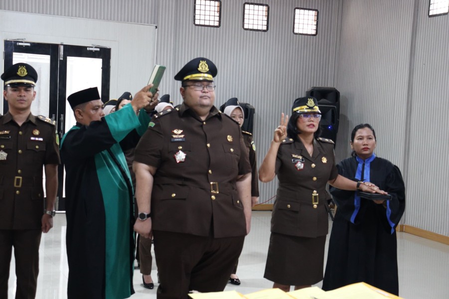 Kejari Rohul Dr Rabbani M. Halawa. SH. MH Lantik dan Ambil Sumpah Dua Ke0ala Seksi