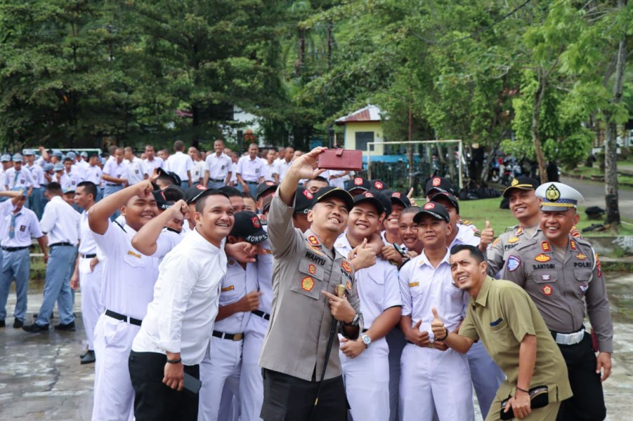 Kapolres Tapteng Imbau Ratusan Pelajar SMKN 3 Sibolga : Jauhi Narkoba dan Taati Hukum di Sekolah dan Jalan Raya