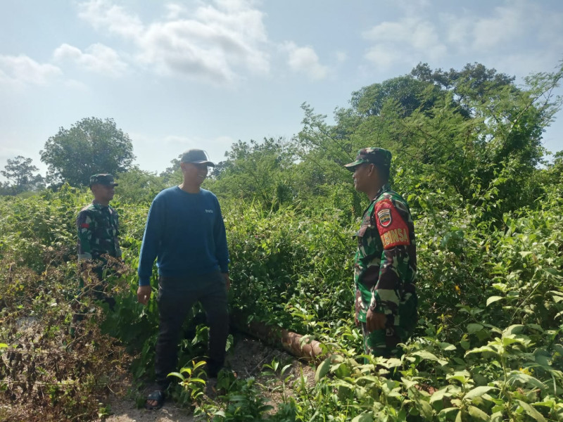 Serda K. Sinaga dan Praka Y. Gulo Lakukan Upaya Pencegahan Karhutla di Wilayah Tasik Putri Puyu