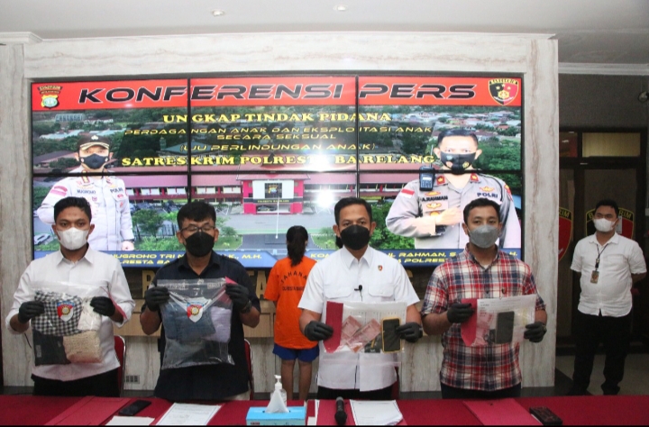 Satreskrim Polresta Barelang Gelar Konferensi Pers Ungkap Palaku Exploitasi Anak Di Bawah Umur