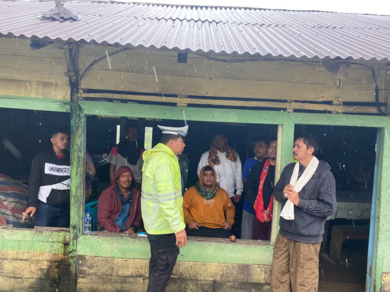 Jalinsum Pakkat–Doloksanggul Tak Bisa Dilalui, Polres Humbahas Kerahkan Personel ke Lokasi