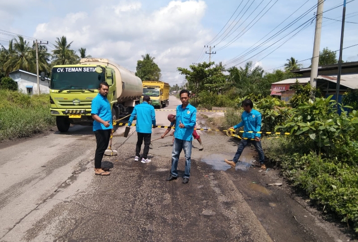 Untuk Mengurangi Kecelakaan, PK KNPI Dumai Barat Perbaiki Jalan Lintas Purnama Dengan Sukarela