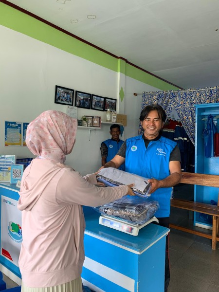 Lewat Program CSR Kilang Pertamina Dumai, Bapak - Bapak Nelayan Mampu Kelola Green Laundry