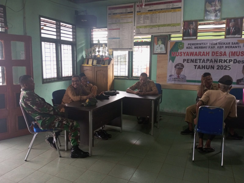 TNI dan Masyarakat Bersinergi, Babinsa Komsos di Kampung Pancasila Kelurahan Teluk Belitung