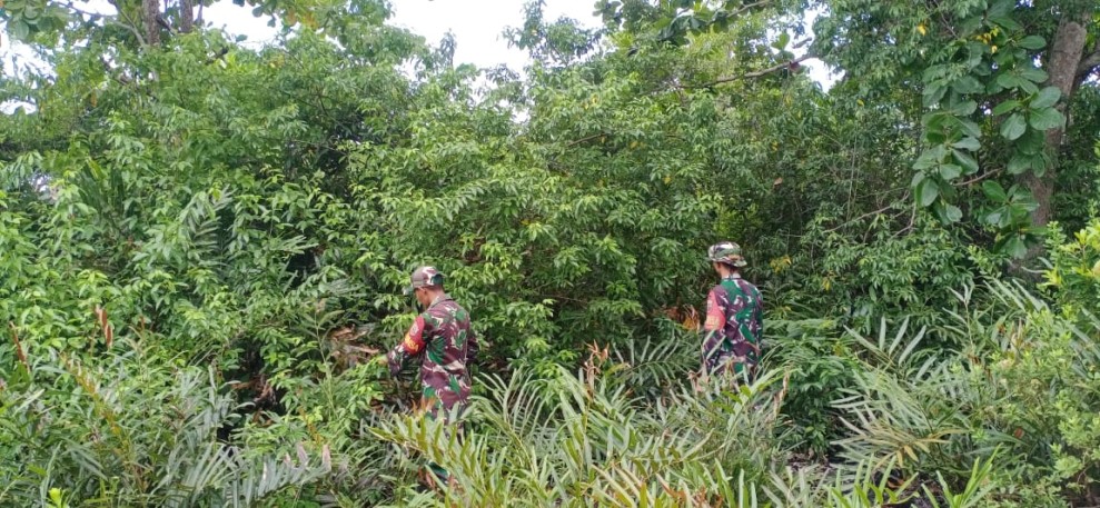 Cegah Karhutla, Serda C.J. Silalahi dan Praka Y. Gulo Giat Sosialisasi ke Masyarakat