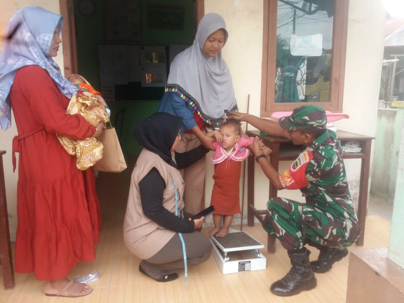 Babinsa Sertu Nono Berikan Layanan Kesehatan di Posyandu Anak