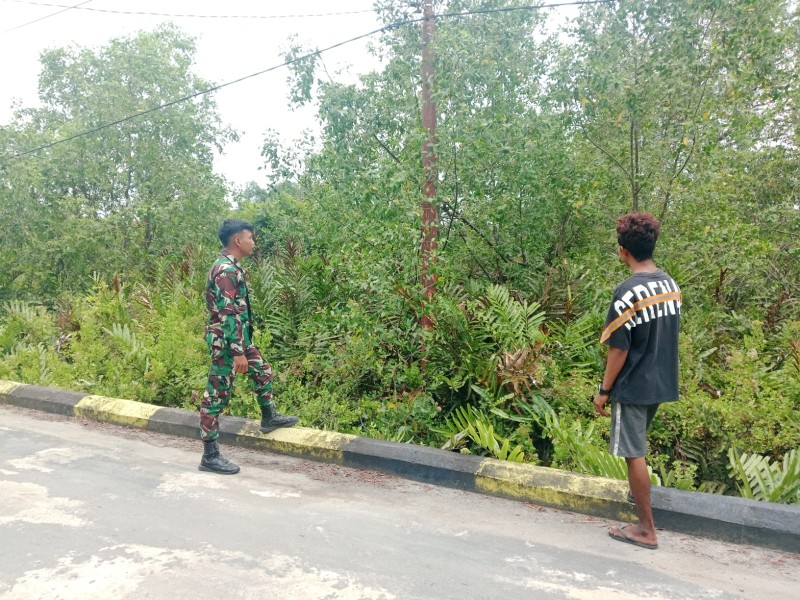 Antisipasi Kebakaran Hutan dan Lahan, Babinsa Ajak Warga Jaga Lingkungan di Tasik Putri Puyu