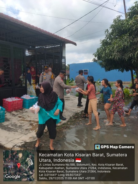 Polres Asahan Salurkan 300 Nasi Bungkus dan Evakuasi Warga Terdampak Banjir di Kisaran Barat