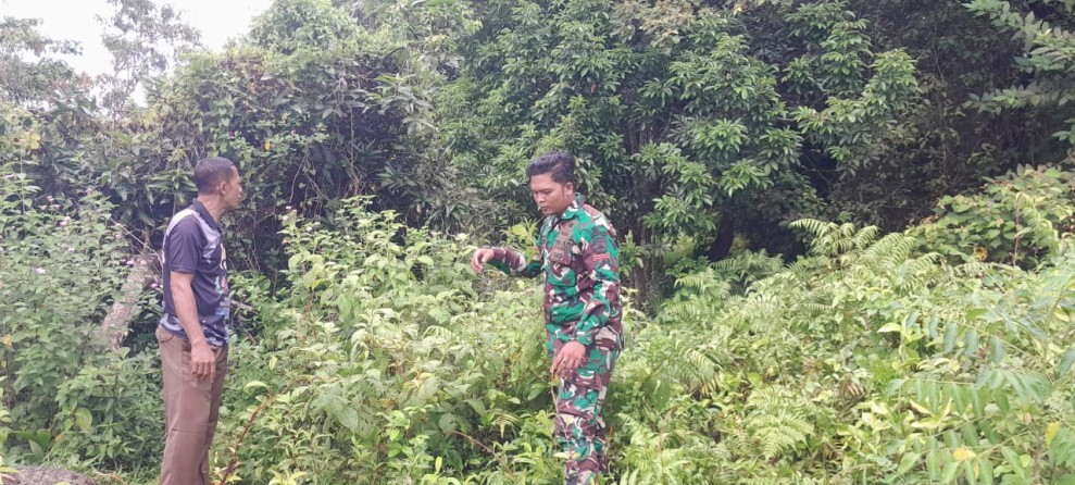 Patroli dan Sosialisasi Karhutla, Babinsa Dorong Kesadaran Masyarakat Kudap