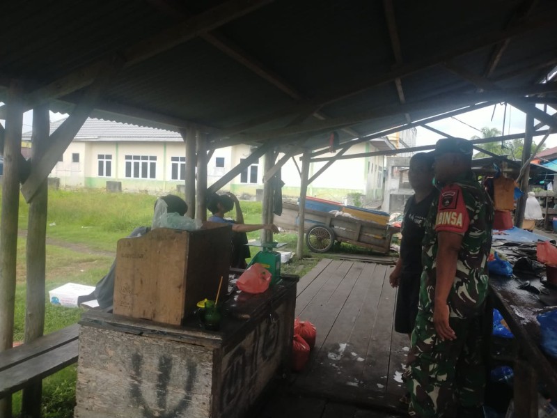 Melalui Komsos, Babinsa Sertu Ansari Tanamkan Nilai Pancasila di Kampung Pancasila