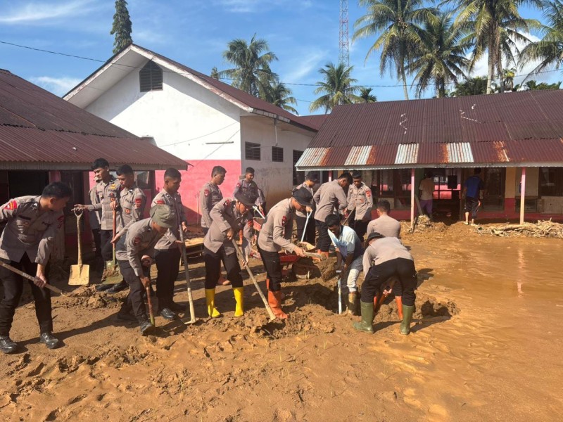Sekolah Terdampak Bencana Dibersihkan, Polda Sumut Fokus Pulihkan Dunia Pendidikan