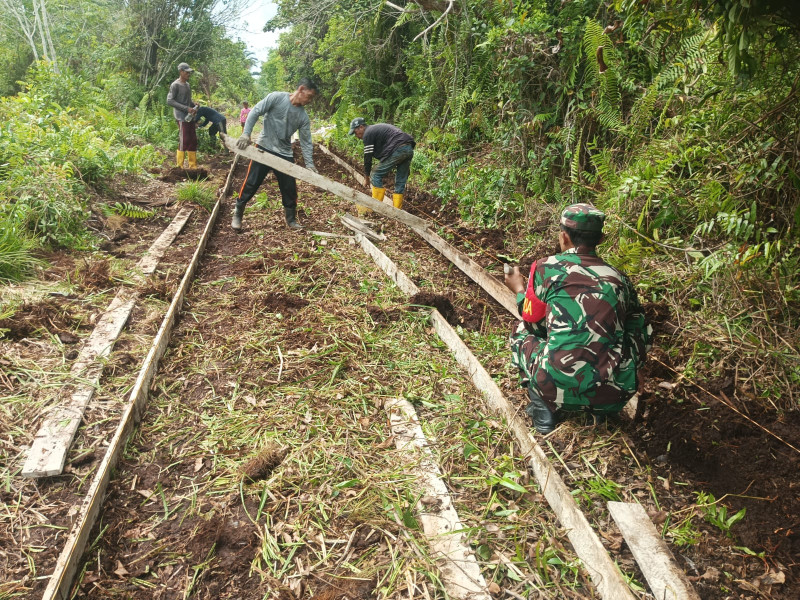 Pratu Muzaden dan Warga Teluk Belitung Gotong Royong Bangun Jalan Pintas